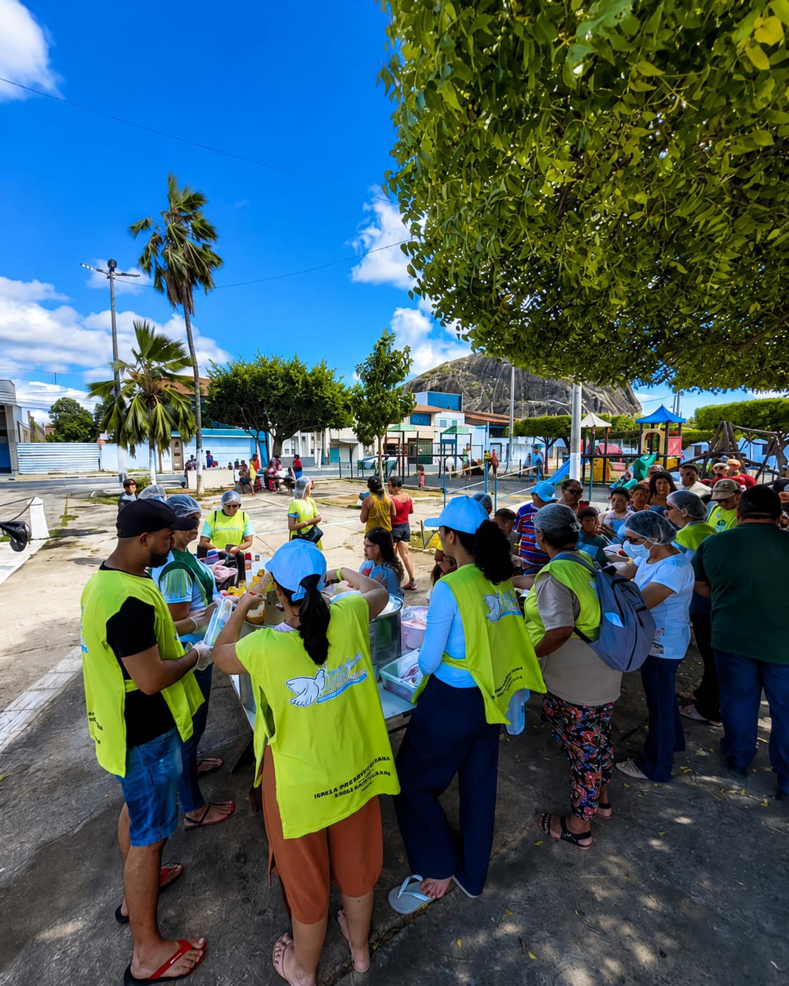 Voluntários da IPRV em ação social na praça do bairro