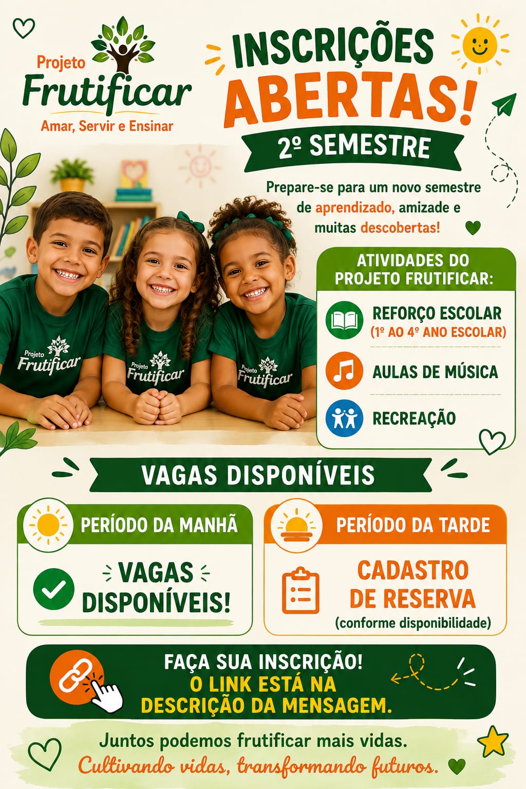 Crianças do Projeto Frutificar com camisetas verdes e cartaz de inscrições abertas