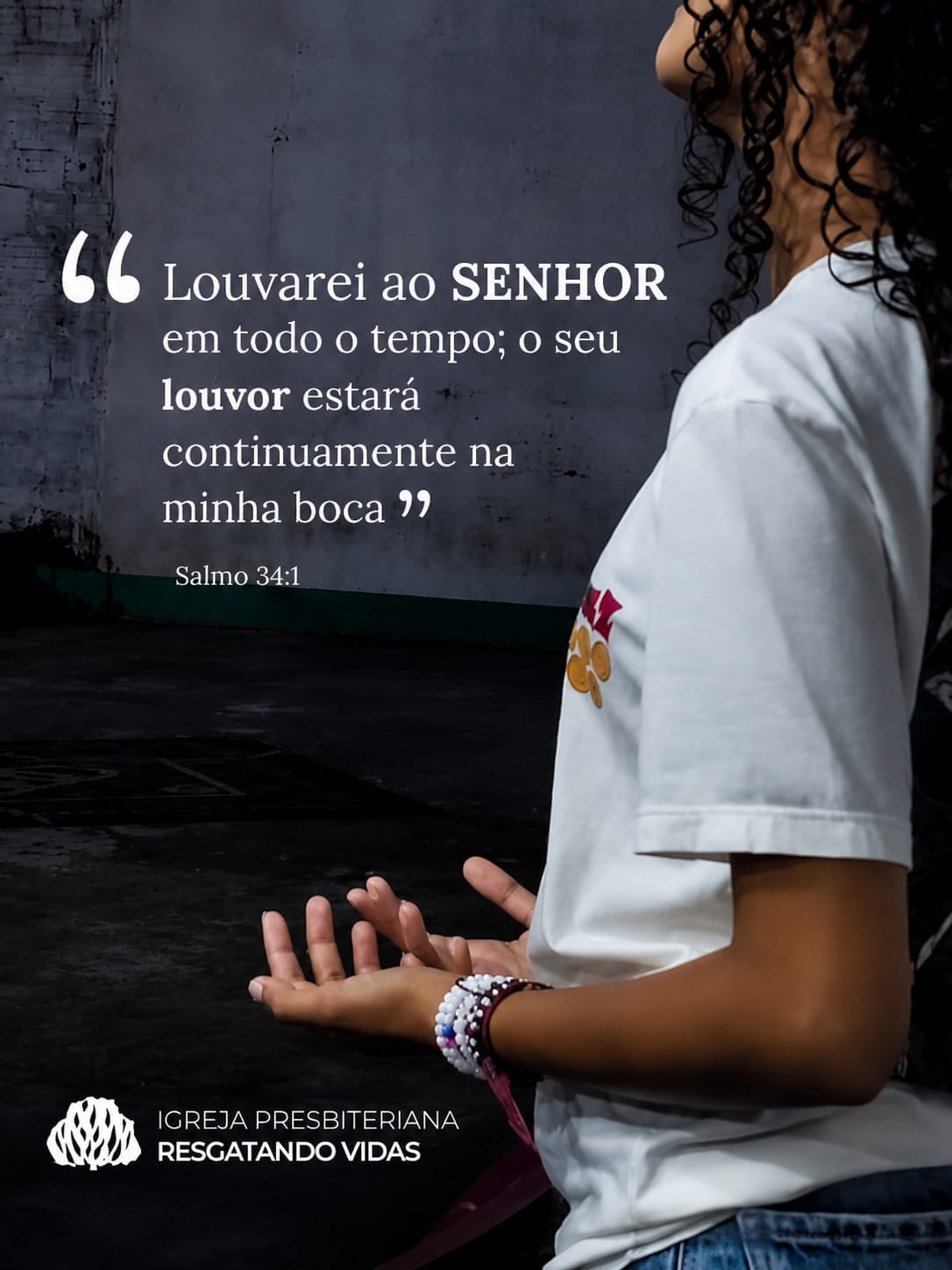 Jovem em momento de louvor com versículo do Salmo 34