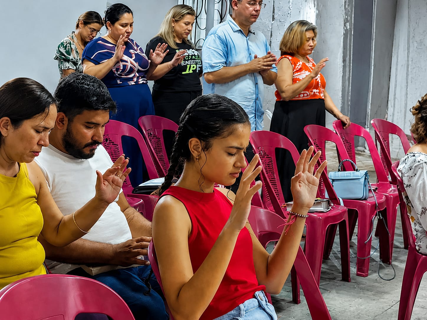 Congregação da IPRV reunida em oração