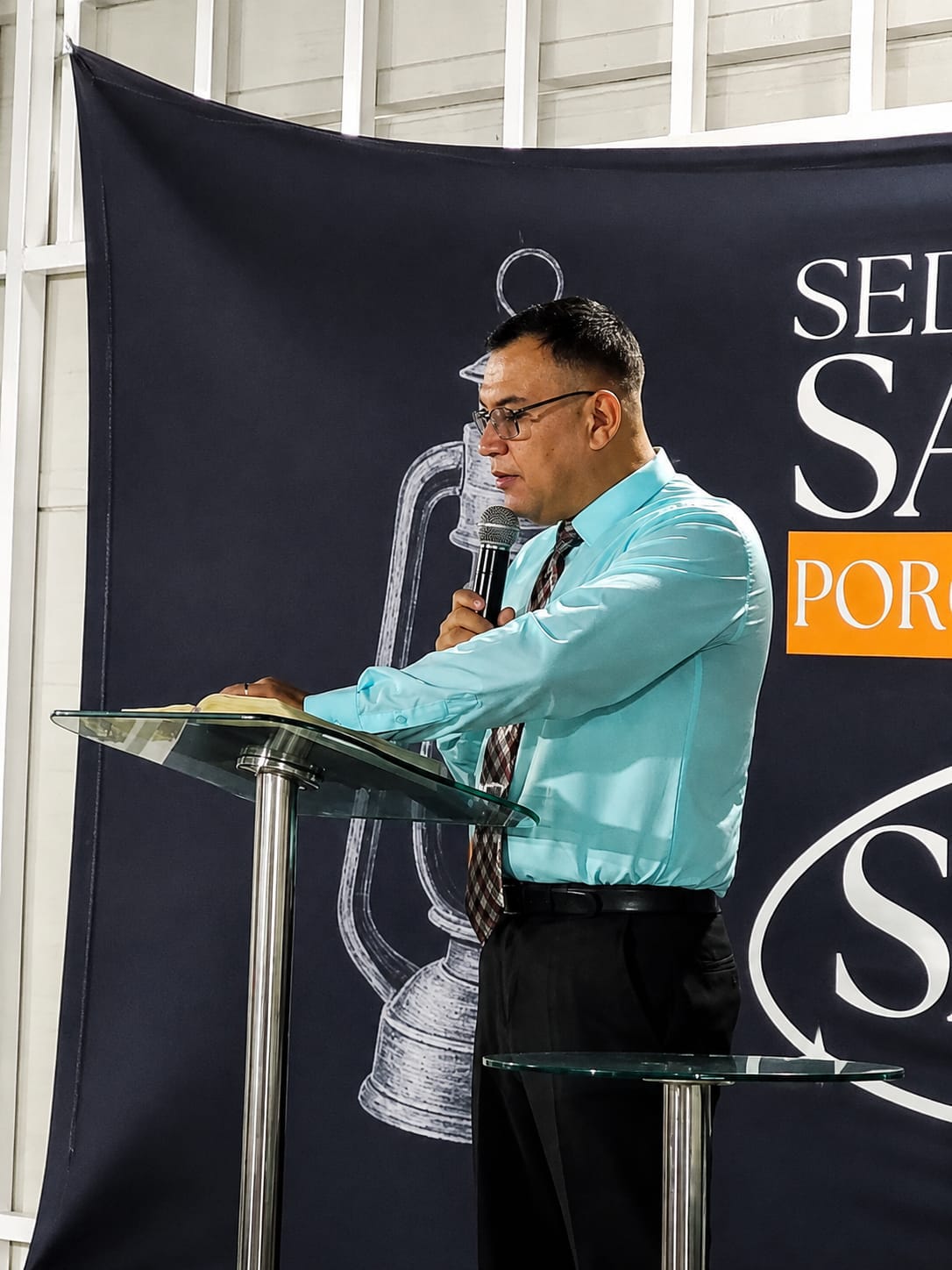 Rev. Rodrigues Neto, pastor da IPRV, pregando durante um culto